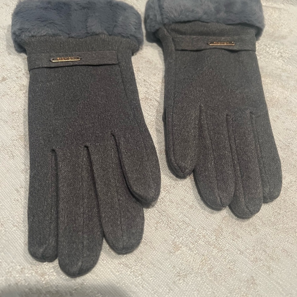 Gray Fur-Trimmed Gloves